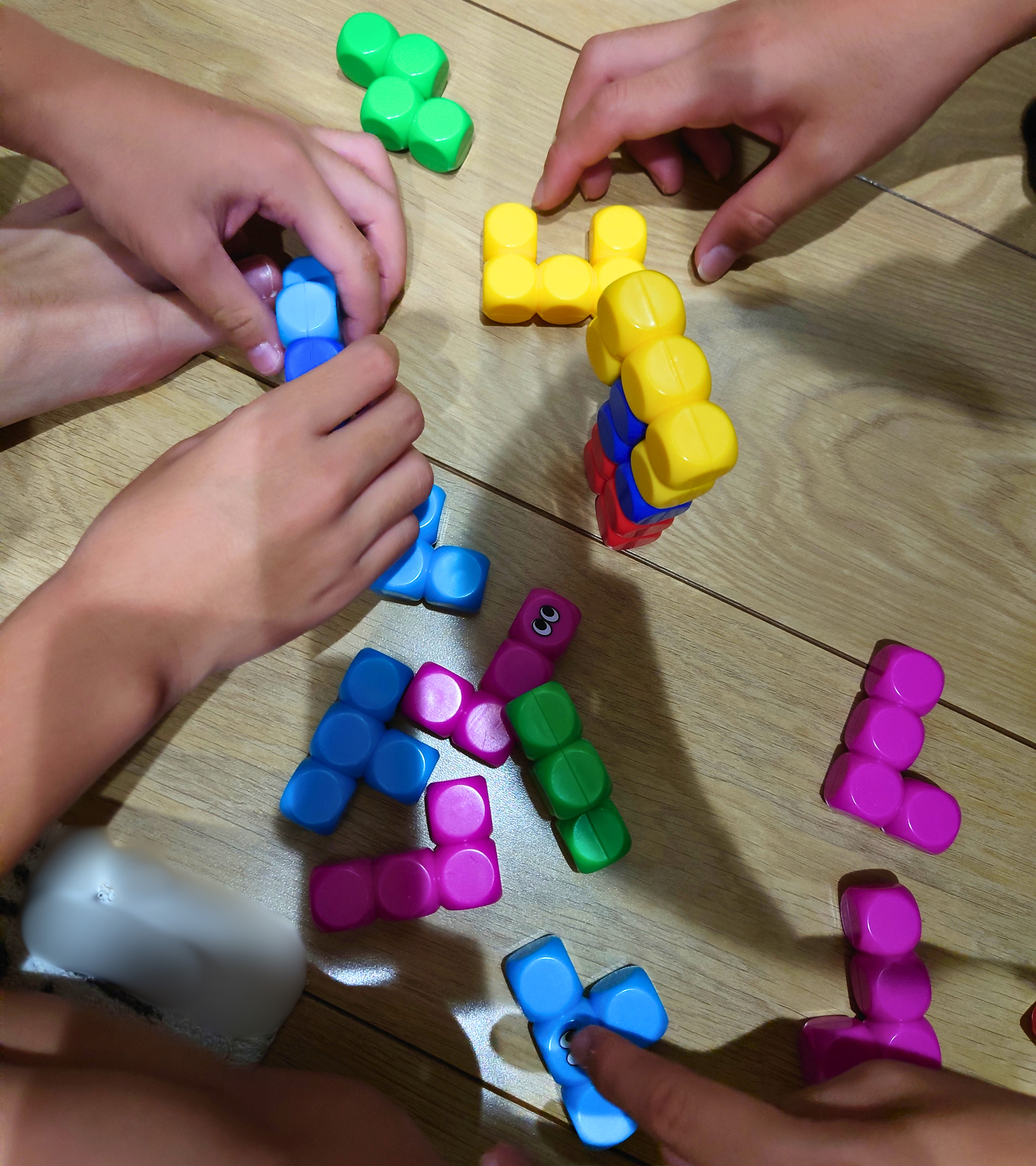 3Dキューブパズルでいろいろな形を作って遊ぶ兄弟